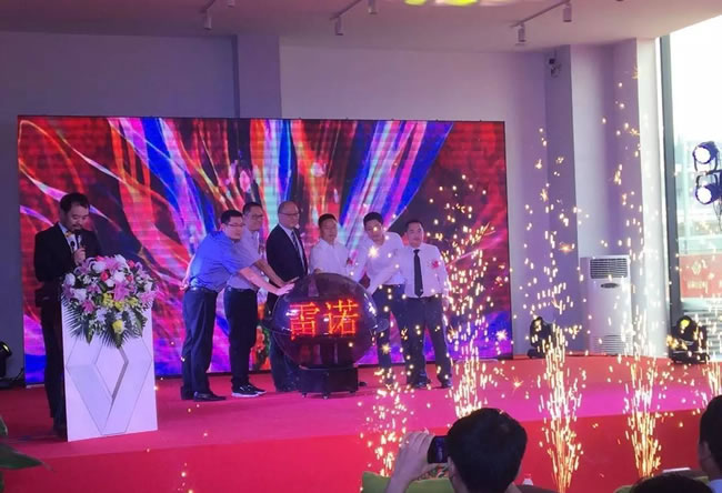 绵阳mg冰球突破豪华版东风雷诺4S店盛大开业4.jpg
